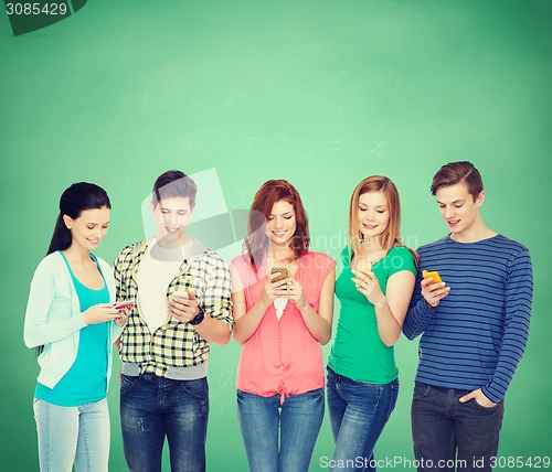 Image of smiling students with smartphones