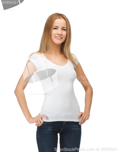 Image of smiling teenage girl in blank white t-shirt