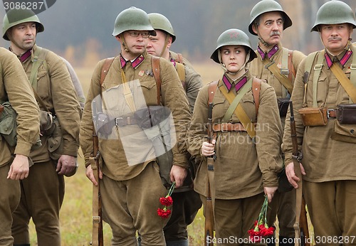 Image of Soldiers with flowers