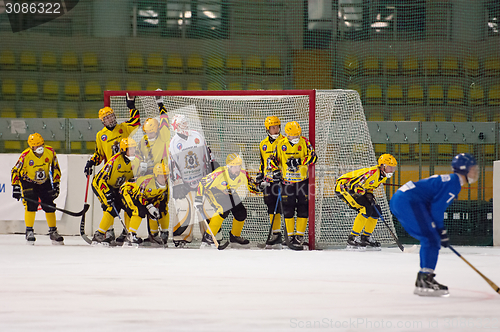 Image of SKA team on the gate