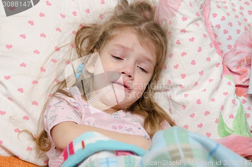 Image of Four-year girl cries from large temperature