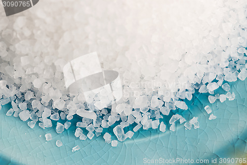 Image of sea salt in blue bowl