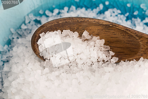 Image of sea salt in blue bowl