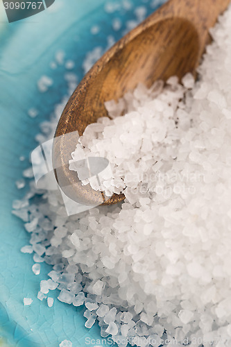 Image of sea salt in blue bowl