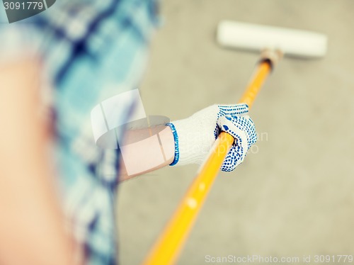 Image of man colouring the wall with roller