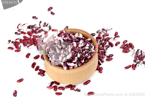 Image of Haricot beans in wooden bowl