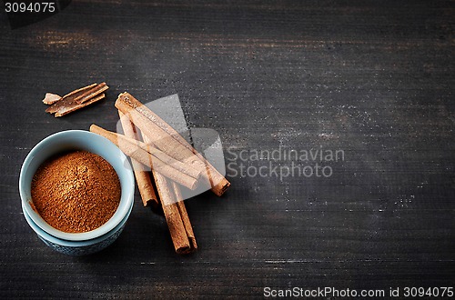 Image of Cinnamon sticks and powder