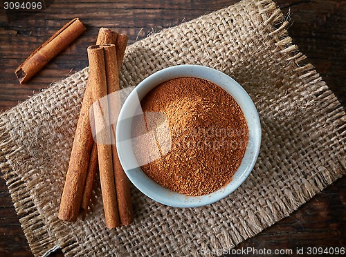 Image of Cinnamon sticks and powder