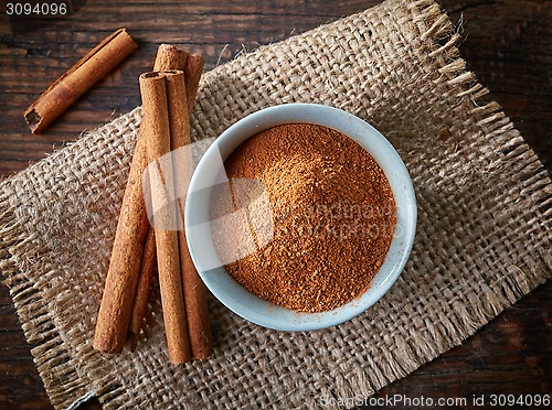 Image of Cinnamon sticks and powder