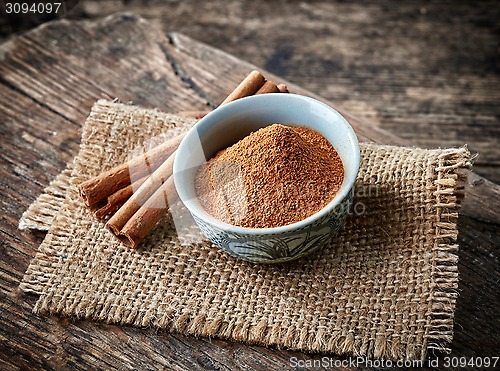 Image of Cinnamon sticks and powder