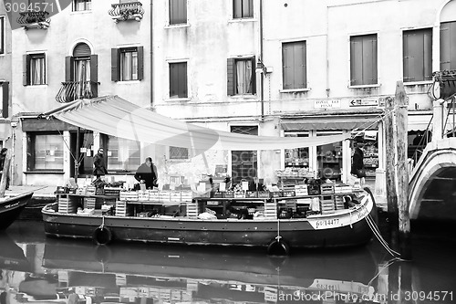 Image of Market place on boat bw