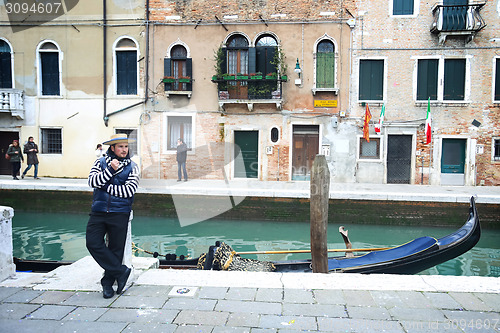 Image of Gondolier leaning against pillar