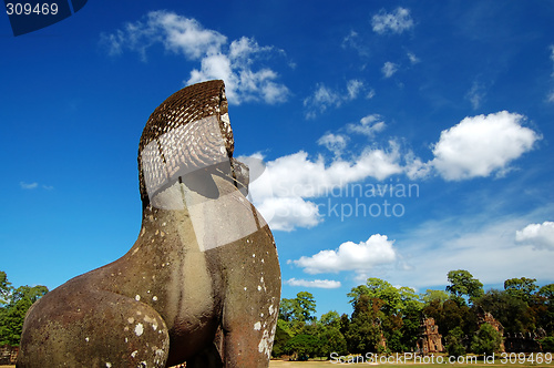 Image of Lion statue facing the Prasat Suor Prats