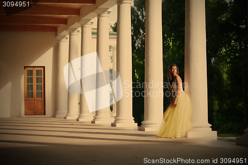 Image of gorgeous bride amongst colonnades