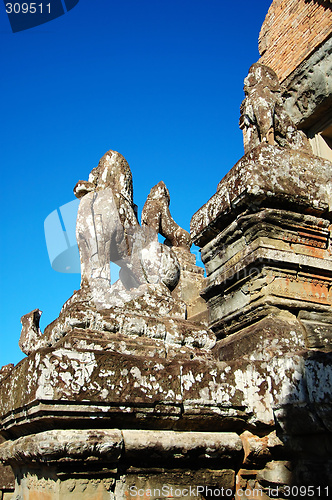 Image of Guardian lions at Pre Rup, Cambodia