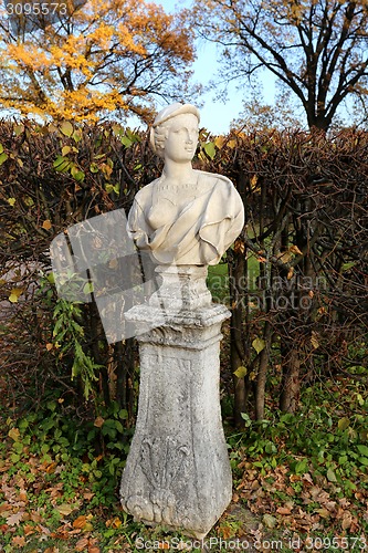 Image of statue in the park 