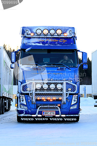 Image of Blue Volvo FH13 with Lighting Accessories