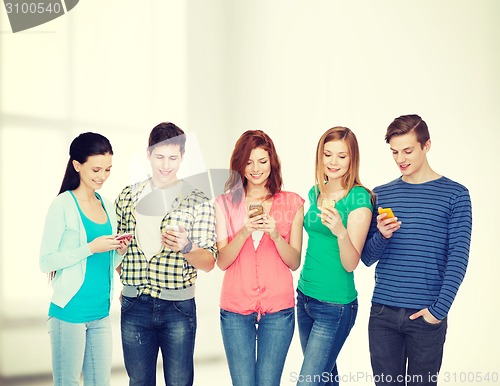 Image of smiling students with smartphones