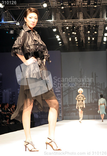 Image of Model on the catwalk at Seoul Collection (Fashion Week) 08 S/S.