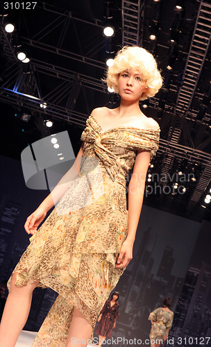 Image of Model on the catwalk at Seoul Collection (Fashion Week) 08 S/S.