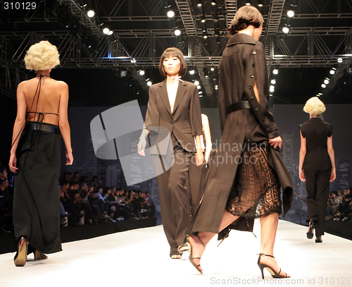 Image of Models on the catwalk at Seoul Collection (Fashion Week) 08 S/S.