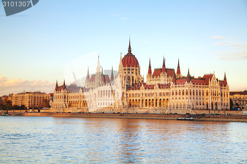 Image of Parliament building in Budapest, Hungary