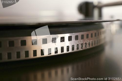 Image of old gramophone turntable with disc