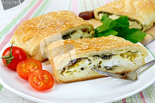 Image of Roll filled with spinach and cheese in bowl on tablecloth
