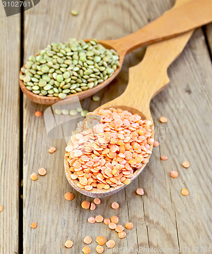 Image of Lentils red and green in spoon on wooden board