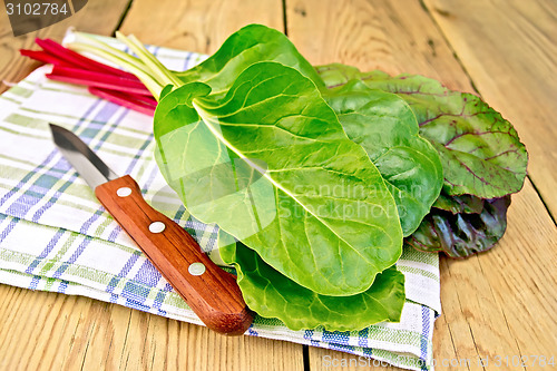 Image of Mangold with knife on napkin and board