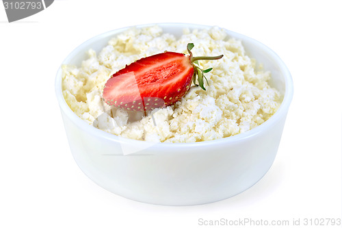 Image of Curd in white bowl with strawberries