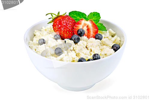 Image of Curd in bowl with strawberries and blueberries