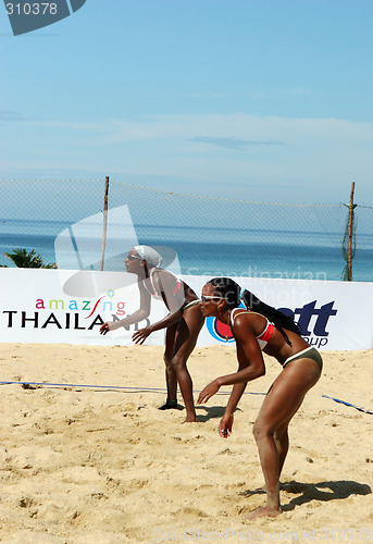 Image of Cuban players compete in the quarter finals of the Swatch-FIVB W