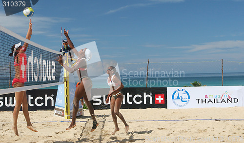 Image of Cuban players compete in the quarter finals of the Swatch-FIVB W