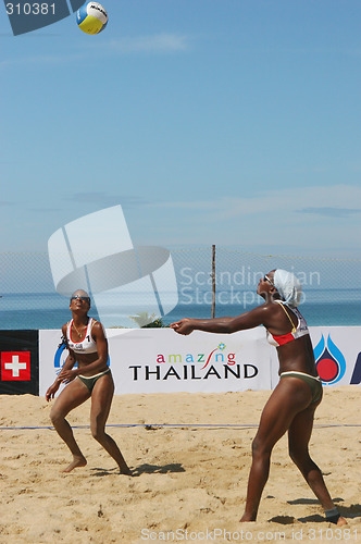 Image of Cuban players compete in the quarter finals of the Swatch-FIVB W