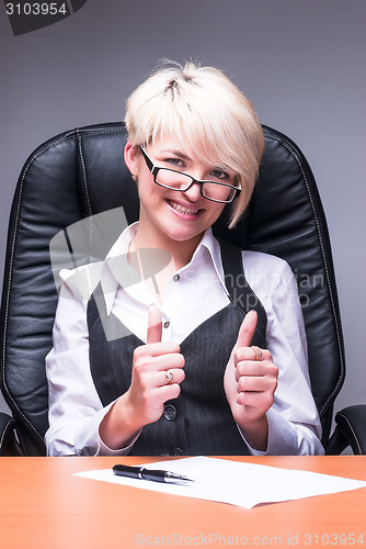 Image of Beautiful smiling business woman shows thumb up