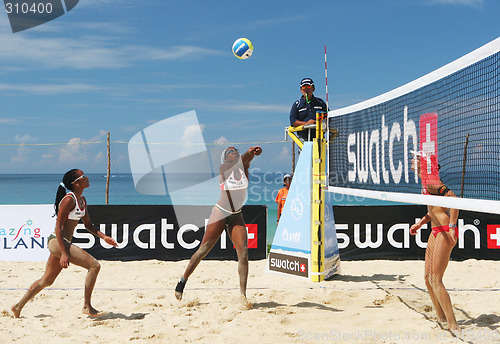 Image of Cuban players compete in the quarter finals of the Swatch-FIVB W