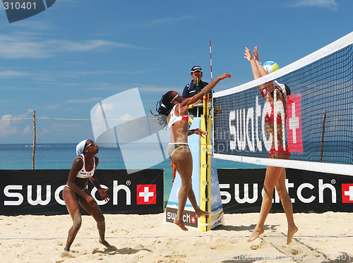 Image of Cuban players compete in the quarter finals of the Swatch-FIVB W