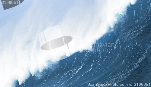 Image of crashing wave close up