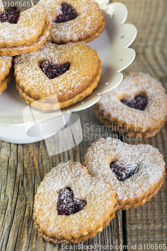 Image of Cookies with hazelnuts and cinnamon.