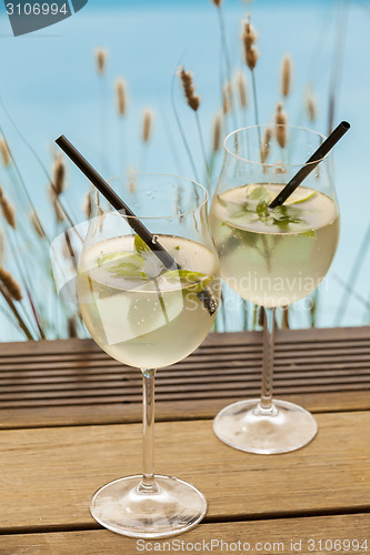 Image of hugo prosecco elderflower soda ice summer drink 