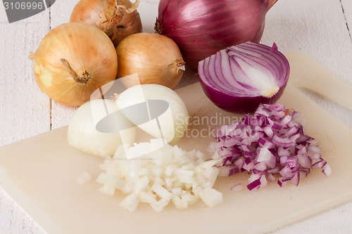 Image of Whole, peeled and diced brown onion