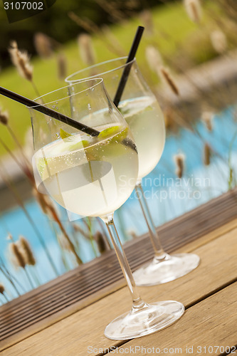 Image of hugo prosecco elderflower soda ice summer drink 