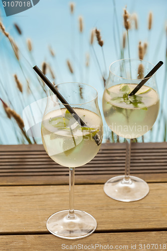 Image of hugo prosecco elderflower soda ice summer drink 