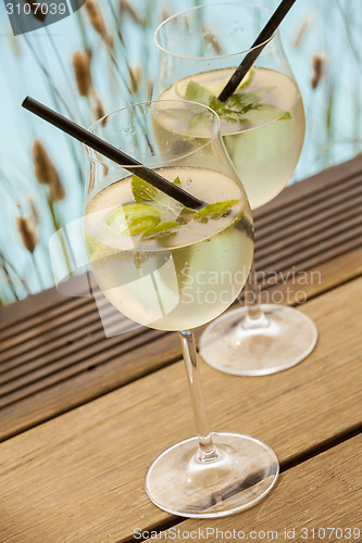 Image of hugo prosecco elderflower soda ice summer drink 