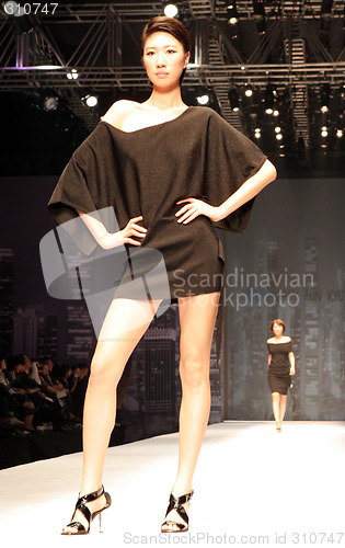 Image of Model walking the catwalk at Seoul Collection (Fashion Week) 08