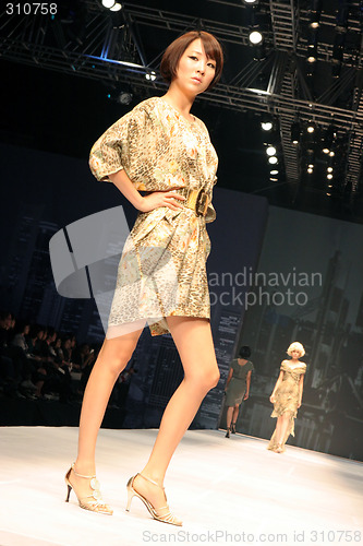 Image of Model walking the catwalk at Seoul Collection (Fashion Week) 08