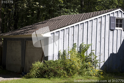 Image of garage in need of paint job