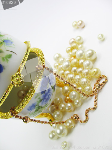 Image of Box with pearl & gold