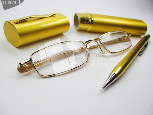 Image of glasses, pen & etui